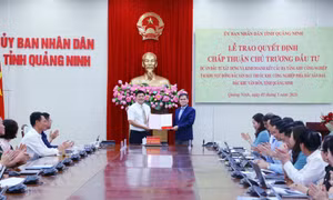 Trao quyết định chấp thuận chủ trương đầu tư KCN Đông Bắc sân bay Vân Đồn