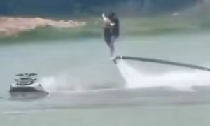 Sự cố khi biểu diễn flyboard, hai người đang bay rơi xuống hồ Núi Lớ