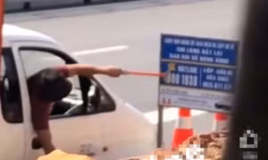 Ngang nhiên xóa số điện thoại nóng, số cứu hộ trên cao tốc giữa ban ngày