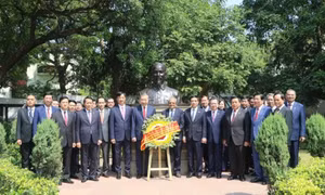 Tổng Bí thư, Chủ tịch nước Tô Lâm đặt vòng hoa tưởng niệm Chủ tịch Hồ Chí Minh tại Ấn Độ