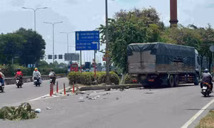 Xe máy bị cuốn vào gầm xe tải, gia đình 3 người gặp nạn
