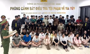 Cảnh sát ập vào kiểm tra Bar Revo ở Vũng Tàu, 50 người bị bắt vì ma túy