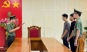 Khởi tố 2 đối tượng tàng trữ trái phép vũ khí quân dụng