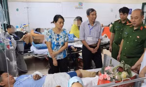 Lái xe đánh võng, không chịu dừng theo lệnh, tông gãy chân đại úy công an