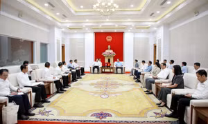 Đồng chí Bí thư Tỉnh ủy tiếp xã giao Đoàn công tác tỉnh Luông Pha Băng (Lào)