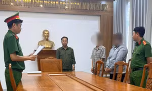 Khởi tố 3 thanh niên hỗn chiến bằng chai bia tại quán nhậu