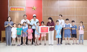 Đoàn ĐBQH tỉnh tặng quà thiếu nhi xã Hải Lạng