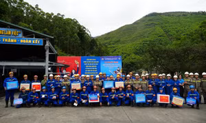 Chủ tịch Tổng Liên đoàn Lao động Việt Nam thăm, tặng quà công nhân Than Vàng Danh