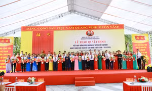 Đảng ủy các phường, đặc khu trao quyết định kết nạp Đảng viên dịp kỷ niệm 136 năm Ngày sinh Chủ tịch Hồ Chí Minh