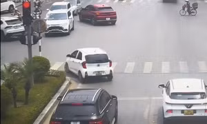 Làm rõ tranh cãi CSGT 'báo lỗi sai' với ô tô quay đầu tại vạch đi bộ sang đường