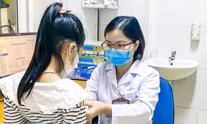 Khám sức khỏe định kỳ ít nhất 1 lần/năm cho trẻ dưới 6 tuổi, có tầm soát tự kỷ
