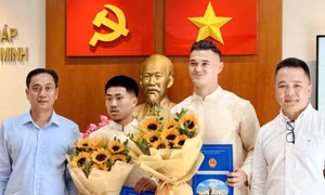 Hai cầu thủ Việt kiều Khoa Ngô và Lê Giang Patrik nhận quốc tịch Việt Nam