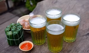 Trời nóng uống bia để giải nhiệt: Chuyên gia cảnh báo càng uống càng mất nước