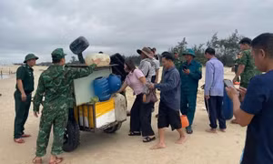 Tàu cá bị chìm trên biển do dông lốc, 2 ngư dân nỗ lực bơi vào bờ