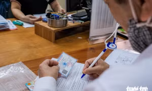 Từ hôm nay 15-5, dùng thẻ bảo hiểm y tế mượn của người khác có thể bị phạt tới 5 triệu đồng