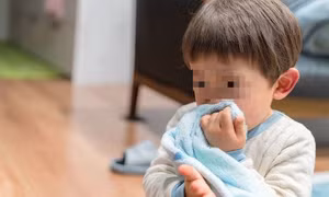 Mưa nắng thất thường, làm gì để trẻ không mắc bệnh