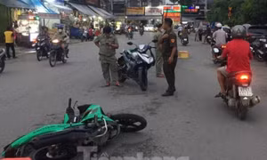 Một người đi đường bị kẻ lạ mặt dùng dao đâm gục