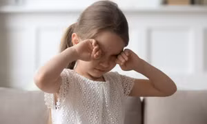 Trẻ xem ti vi, điện thoại nhiều: Bác sĩ cảnh báo dấu hiệu thị lực bất thường