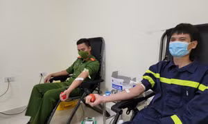 2 chiến sĩ công an Sơn La hiến máu cứu cụ ông đang nguy kịch