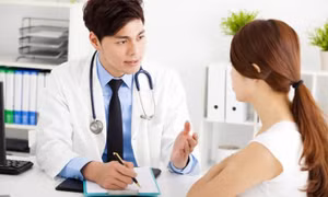 Nên làm gì khi bé gái dậy thì sớm?