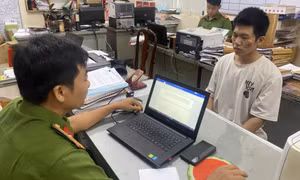Gã trai hiếp dâm bé gái 12 tuổi rồi quay clip khống chế