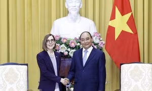 Chủ tịch nước Nguyễn Xuân Phúc tiếp Thống đốc Bang Oregon