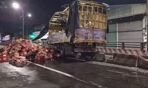Xe tải lật trên quốc lộ 1, hàng trăm thùng bia đổ ra đường