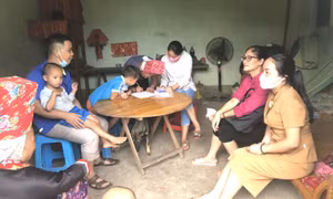Gian nan vận động học sinh vùng cao đến trường