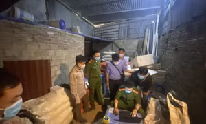 Kinh hoàng kho chứa 1,3 tấn thuốc nổ và xyanua nằm giữa trung tâm xã