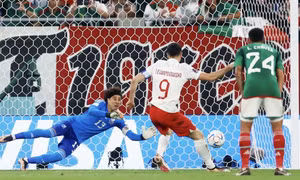 Lewandowski hỏng phạt đền trong trận hòa của Ba Lan