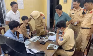 Thanh niên vi phạm luật giao thông lộ diện 7 gói ma túy