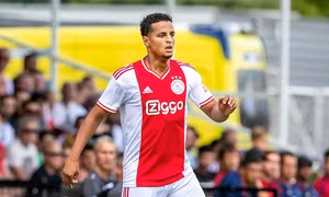 Ajax trả người cho Juventus