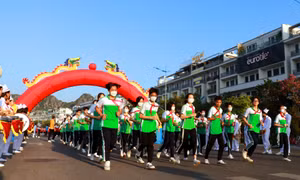 Giải chạy tập thể chào mừng Ngày Truyền thống Công nhân Vùng mỏ 