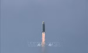 Nhà lãnh đạo Triều Tiên Kim Jong-un giám sát việc phóng thử ICBM
