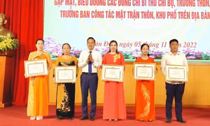Biểu dương bí thư chi bộ, trưởng thôn