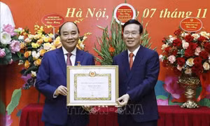 Trao Huy hiệu 40 năm tuổi Đảng tặng Chủ tịch nước Nguyễn Xuân Phúc 