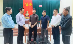 Đồng chí Nguyễn Văn Hồi dự sinh hoạt chi bộ thôn Khe Lọng Ngoài, xã Thanh Sơn (Ba Chẽ)
