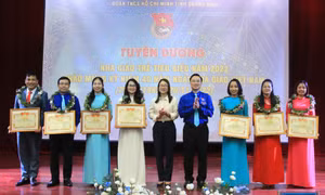 Tuyên dương nhà giáo trẻ tiêu biểu, thủ khoa sinh viên, sinh viên 5 tốt, học sinh 3 tốt, học sinh 3 rèn luyện năm 2022