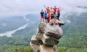 Băng rừng, vượt sông khám phá Đá Chồng