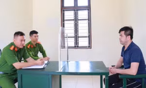 Bắt phóng viên Tạp chí vận tải ô tô chuyên “bảo kê” lưu thông vận tải