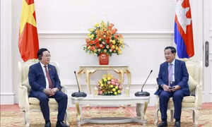 Chủ tịch Quốc hội Vương Đình Huệ hội kiến Thủ tướng Campuchia Hun Sen