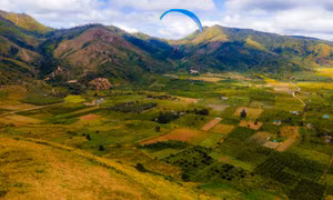 Bay dù lượn ngắm núi lửa Chư Đăng Ya