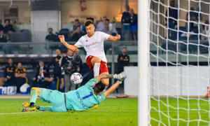 Roma thắng trong bốn phút cuối