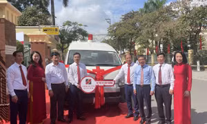 Agribank chi nhánh Quảng Ninh trao tặng 2 xe ô tô cứu thương cho huyện Vân Đồn và TX Quảng Yên