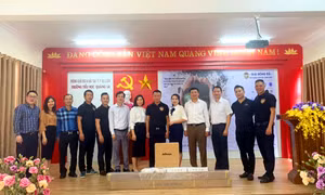Tặng quà trị giá trên 70 triệu đồng cho học sinh khó khăn xã Quảng La