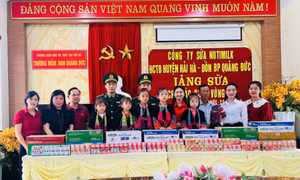 Tặng 52 thùng sữa cho học sinh Trường mầm non Quảng Đức