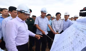 Bộ trưởng Giao thông Vận tải thay nhà thầu trên công trường cao tốc