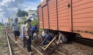 Đường sắt Bắc - Nam tê liệt do tàu hàng trật bánh