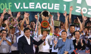 Bầu Hiển cùng Hà Nội FC nâng cao cúp vô địch thứ 6 lịch sử