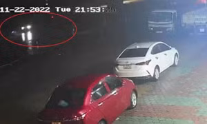 Truy tìm tài xế và xe ô tô tông nữ công nhân môi trường tử vong rồi bỏ chạy